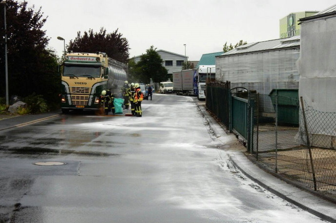 Regen: Hydrauliköl verteilt sich auf Fahrbahn