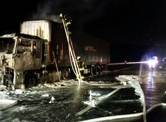 Vollsperrung nach LKW Brand auf der A7