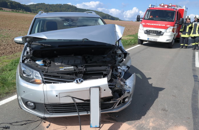 Unfallflucht auf B450 – Polizei sucht schwarzen Audi Coupé