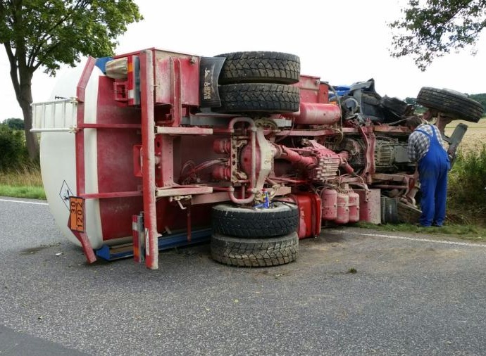 LKW kippt mit 3500 Liter Heizöl um