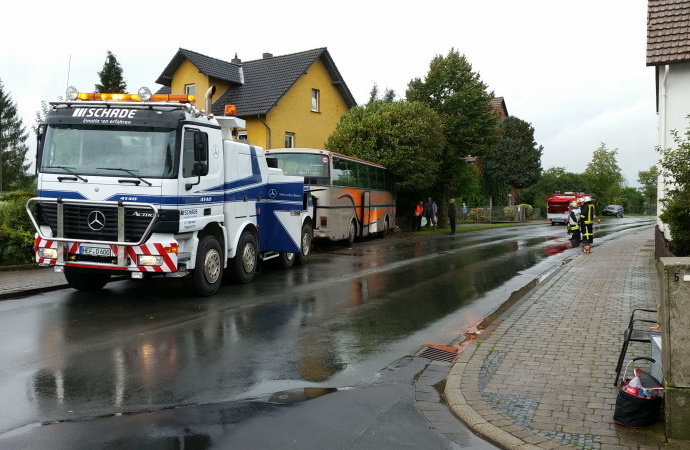 Edertal: Vollbesetzter Reisebus landet im Vorgarten