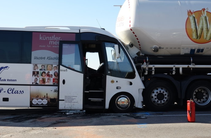 Vollbesetzter Reisebus auf A3 verunglückt – Über 20 Verletzte