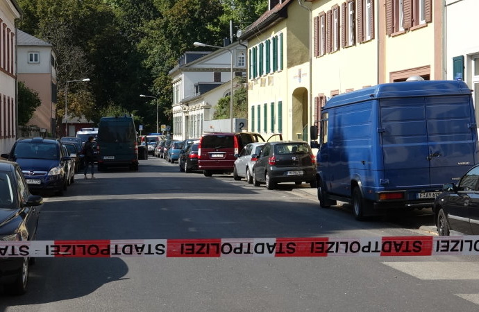 WI: Mann bedrohte Beamte – SEK Einsatz WI: Mann bedrohte Beamte – SEK Einsatz