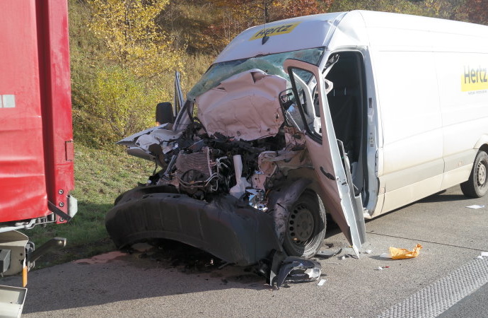 Unfall auf A44 – LKW fährt Feuerwehr den Spiegel ab