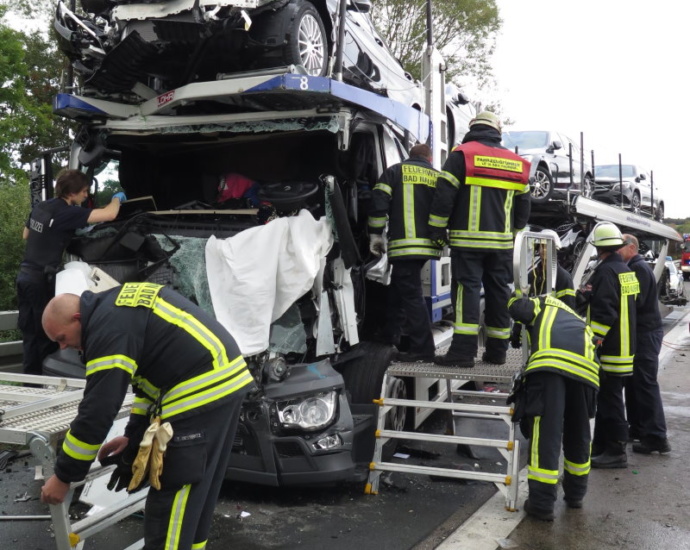 A5: LKW- Fahrer nach Unfall eingeklemmt – Mindestens 400.000 Euro Sachschaden