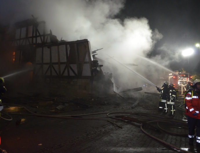 Großbrand in Gudensberg – Weitere Opfer in den Trümmern?