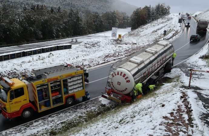 B7: Lkw rutscht an Steigung rückwärts von der Straße B7: Lkw rutscht an Steigung rückwärts von der Straße
