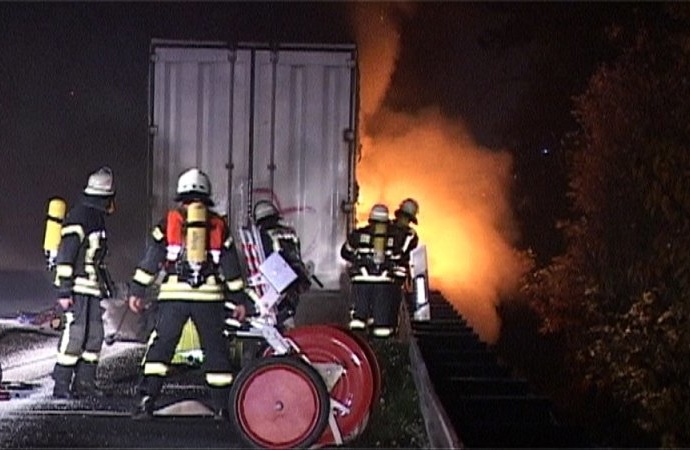 Anhänger mit Katzenstreu auf A7 ausgebrannt