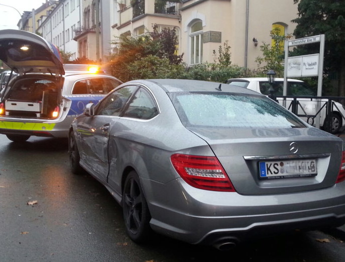 Unfallflucht: Über 15.000 Euro Schaden an geparktem PKW