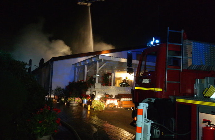 Scheunenbrand – Feuerwehr rettet Wohnhaus vor Flammen