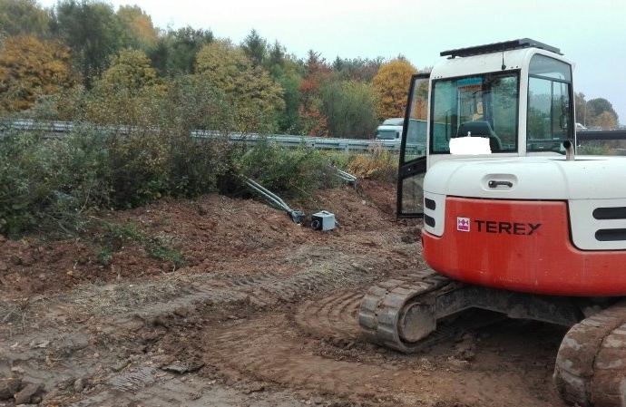 B3: Blitzanlage mit Bagger zerstört