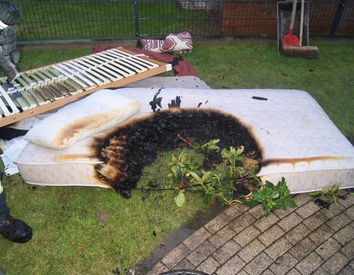 Heizdecke entzündete sich – Feuerwehr verhinderte schlimmeres Heizdecke entzündete sich – Feuerwehr verhinderte schlimmeres