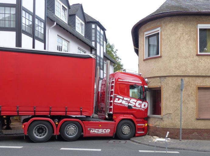 Lkw prallt gegen Wohnhaus – 55.000 Euro Sachschaden