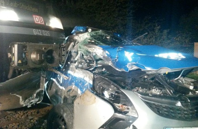 Regionalbahn erfasst Streifenwagen – Beamte wie durch ein Wunder unverletzt Regionalbahn erfasst Streifenwagen – Beamte wie durch ein Wunder unverletzt