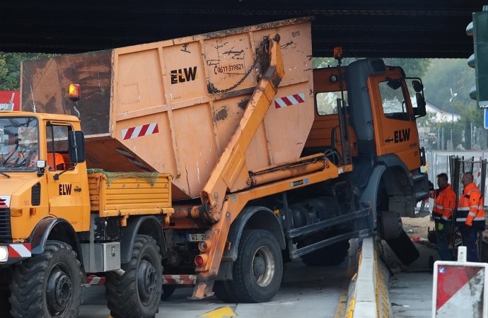 WI: LKW bleibt unter Brücke hängen