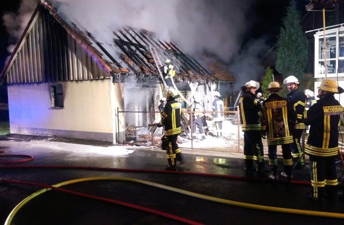 Garage und Carports ausgebrannt