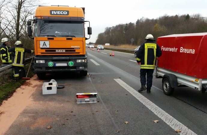A44: Dieselspur nach LKW-Unfall