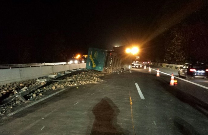 Reifenplatzer auf A49 – 25 Tonnen Rüben auf Autobahn