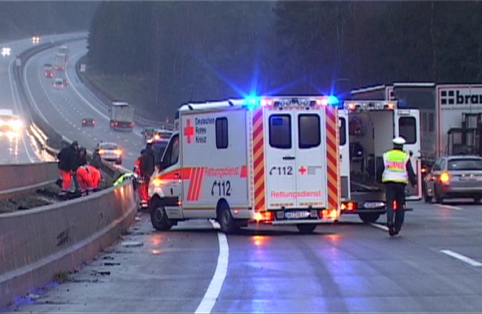 Polizist bei der Absicherung einer Unfallstelle von PKW erfasst und getötet Polizist bei der Absicherung einer Unfallstelle von PKW erfasst und getötet