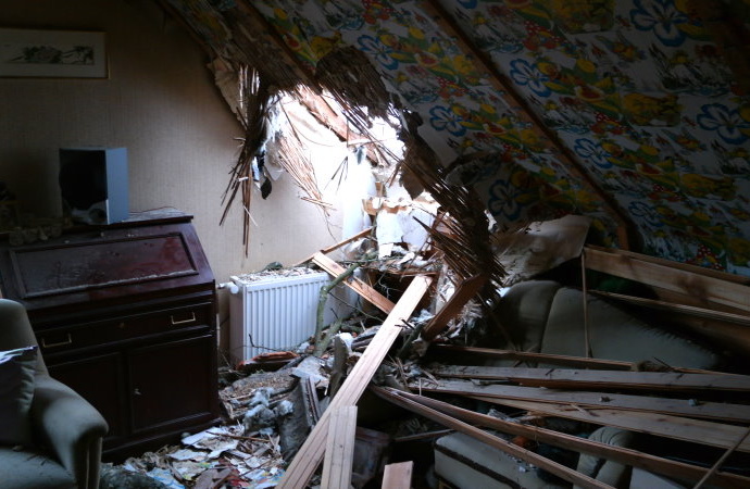 Sturmschaden: Baum fällt auf Wohnhaus – Hoher Schaden Sturmschaden: Baum fällt auf Wohnhaus – Hoher Schaden