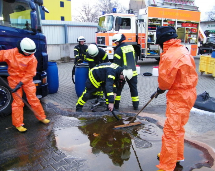 600 Liter Getriebeöl auf Speditionsgelände ausgelaufen 600 Liter Getriebeöl auf Speditionsgelände ausgelaufen