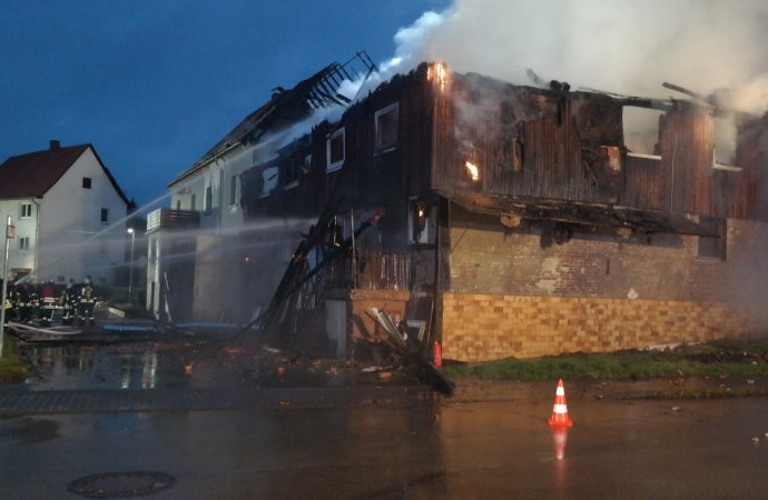 Wohnhausbrand in Niedenstein – Feuerwehr rettet 12 Bewohner Wohnhausbrand in Niedenstein – Feuerwehr rettet 12 Bewohner