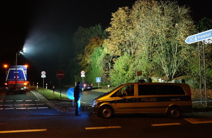 Autobahnauffahrt: Fußgänger vom PKW erfasst