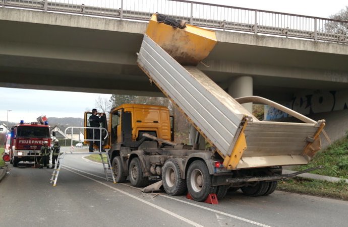 Kirchbauna: LKW bleibt an Brücke hängen Kirchbauna: LKW bleibt an Brücke hängen