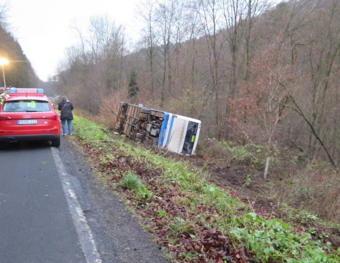 Schulbus in Mittelhessen verunglückt Schulbus in Mittelhessen verunglückt