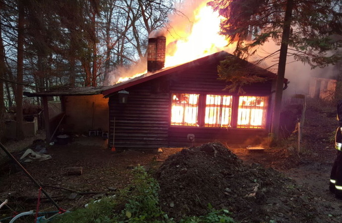 Calden: Holzhütte brannte im Wald Calden: Holzhütte brannte im Wald