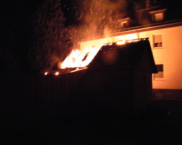 Gartenschuppen ausgebrannt – 10.000 Euro Sachschaden Gartenschuppen ausgebrannt – 10.000 Euro Sachschaden