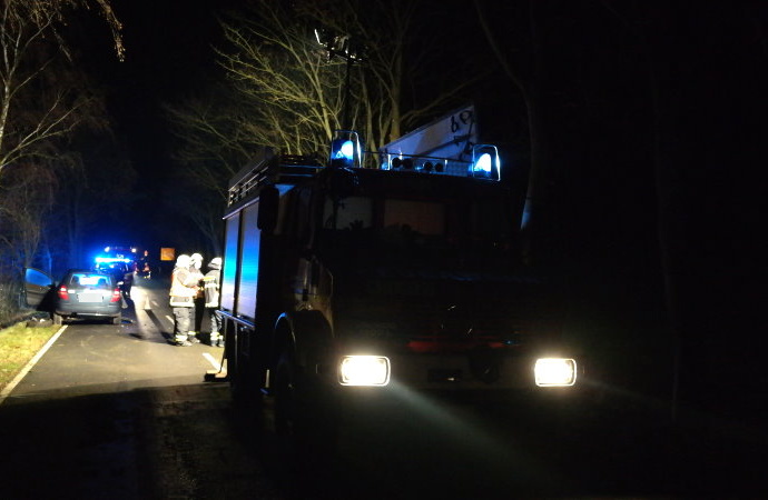 Mercedes gegen Baum – Zwei Verletzte Mercedes gegen Baum – Zwei Verletzte