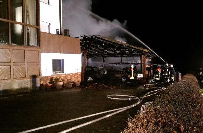 Wohnhaus und Carport brannten – Nachbarn warnten Bewohner rechtzeitig Wohnhaus und Carport brannten – Nachbarn warnten Bewohner rechtzeitig