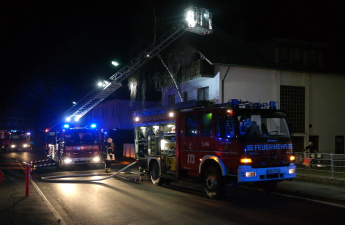 Küchenbrand – Nachbarn sehen Feuer und alarmieren die Feuerwehr Küchenbrand – Nachbarn sehen Feuer und alarmieren die Feuerwehr