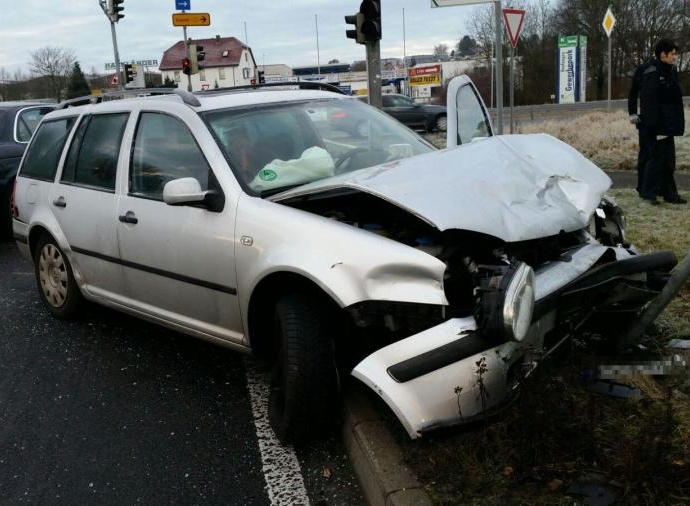 Unfall im Kreuzungsbereich zwei Verletzte