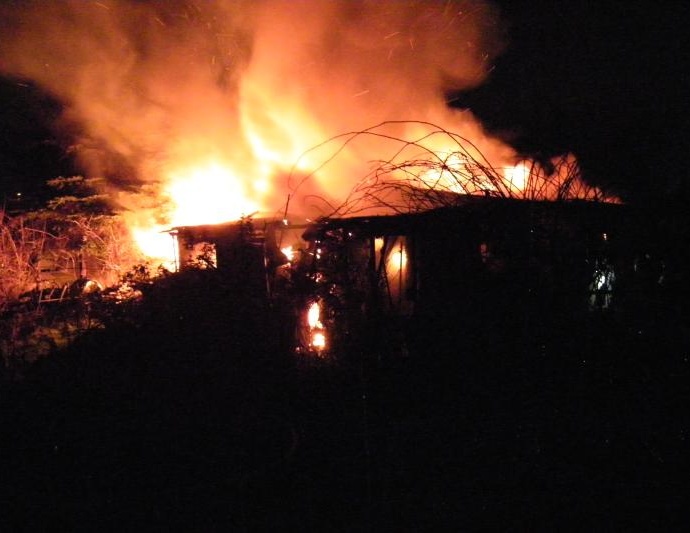 Fakelteich: Gartenlaube stand in Vollbrand