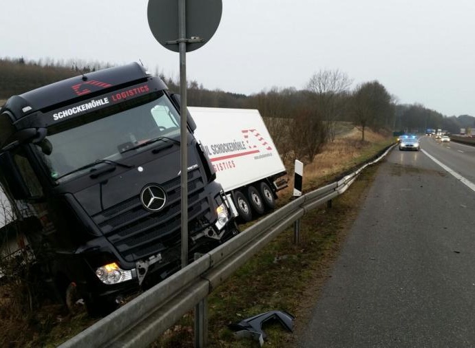 Unfall mit LKW auf der A44 Unfall mit LKW auf der A44