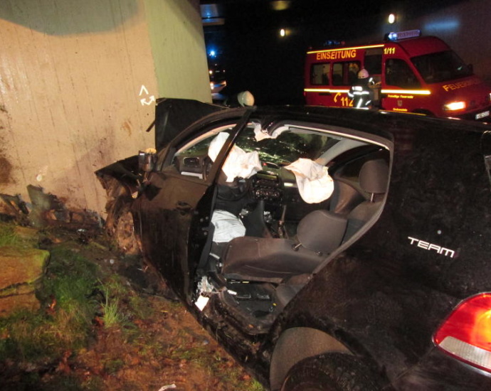 Auto prallt gegen Bahnunterführung Auto prallt gegen Bahnunterführung