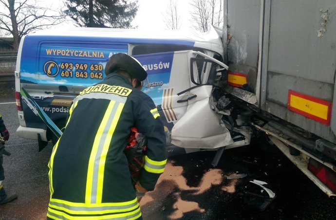 A4: Mit Kleintransporter unter Sattelzug A4: Mit Kleintransporter unter Sattelzug