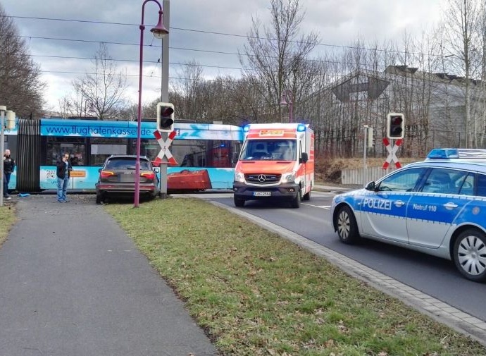 Unfall mit Tram und Audi Q7 Unfall mit Tram und Audi Q7