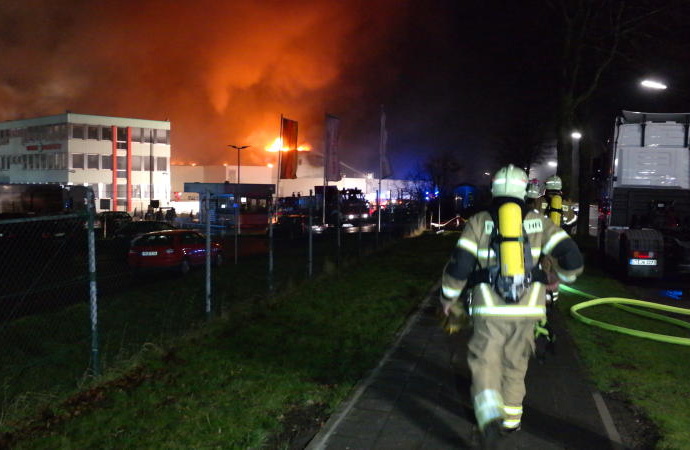 Blitzeinschlag: Produktionshalle brannte in Paderborn Blitzeinschlag: Produktionshalle brannte in Paderborn