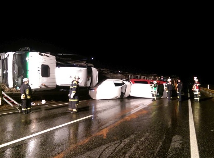 LKW Unfall auf der A4 – Hoher Sachschaden LKW Unfall auf der A4 – Hoher Sachschaden