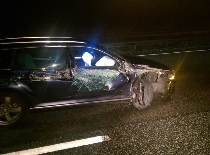 Kleinlaster schlitzt VW-Passat auf Kleinlaster schlitzt VW-Passat auf