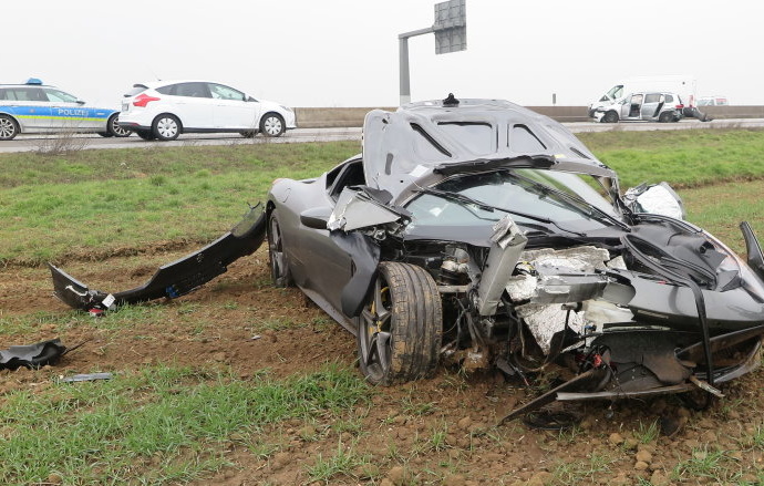 A5: Ferrari kommt ins Schleudern – 240.000 Euro Sachschaden A5: Ferrari kommt ins Schleudern – 240.000 Euro Sachschaden