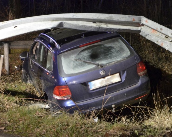 Hombergerin kracht unter Leitplanke durch