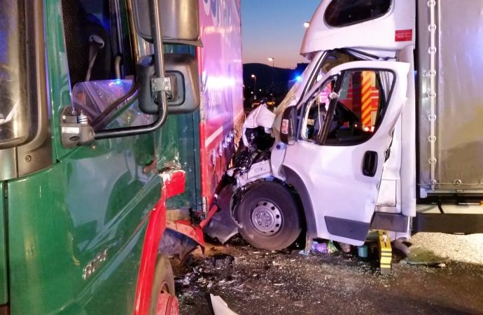 LKW-Unfall in Baunatal – Fahrer nach 45 Minuten befreit LKW-Unfall in Baunatal – Fahrer nach 45 Minuten befreit