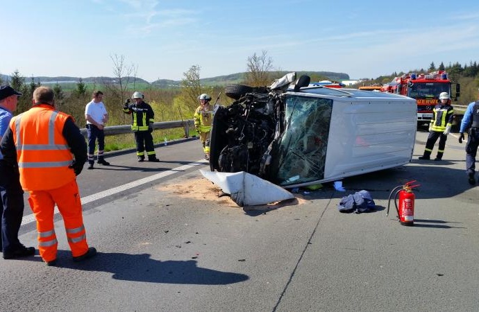 Transporter auf A44 verunglückt – Rettungshubschrauber Transporter auf A44 verunglückt – Rettungshubschrauber