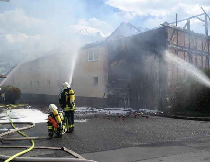 Edermünde: 100 Einsatzkräfte bei Wohnhausbrand im Einsatz Edermünde: 100 Einsatzkräfte bei Wohnhausbrand im Einsatz