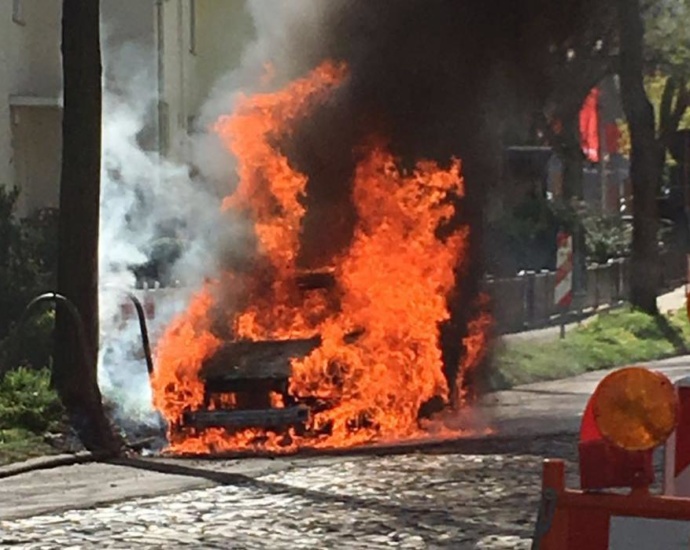 KS: PKW brannte in der Heinrich-Heine-Straße KS: PKW brannte in der Heinrich-Heine-Straße