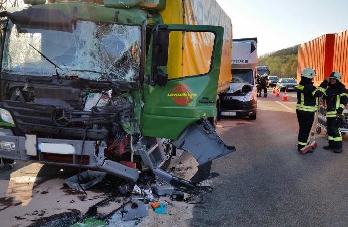 A44: LKW Auffahrunfall – Fahrer verletzt A44: LKW Auffahrunfall – Fahrer verletzt